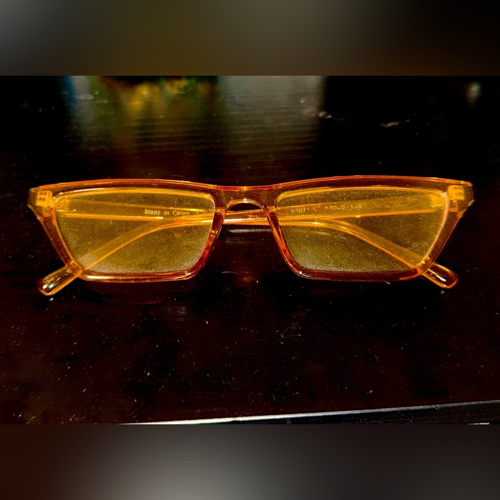 Y2K Rectangle Sunglasses – Translucent Amber Frame